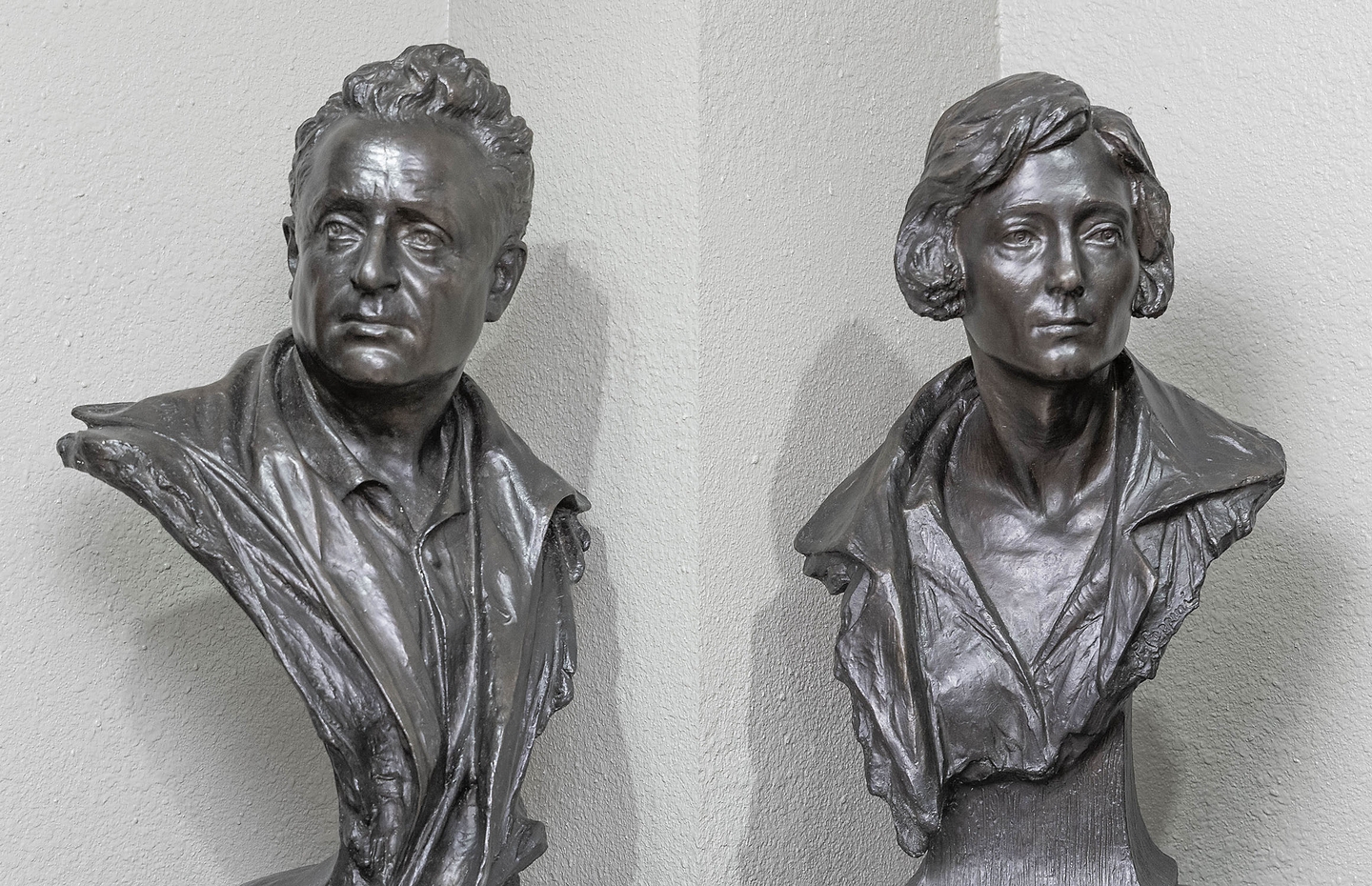 Pompeo Coppini and Waldine Amanda Tauch busts (1440 pixels)
